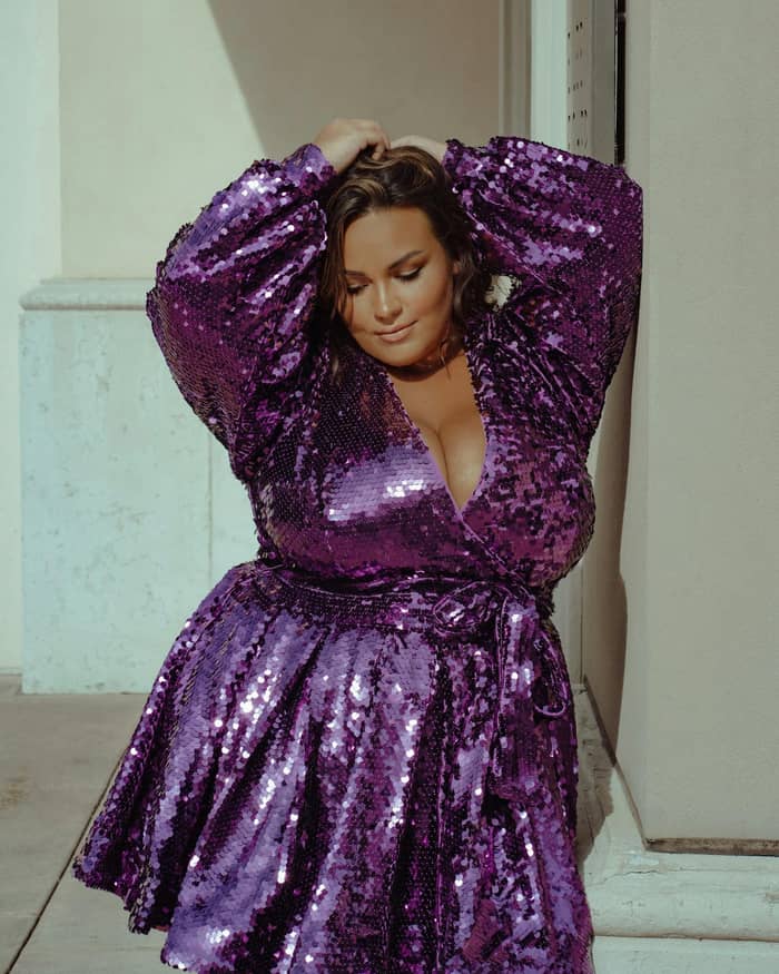 Détail d'une robe sequinée violette portée avec assurance