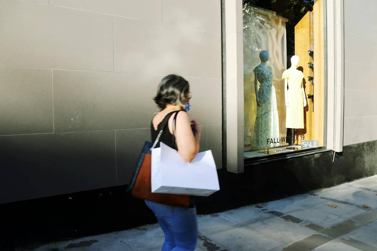 Vitrine de boutique de mode avec mannequins habillés, vue de la rue