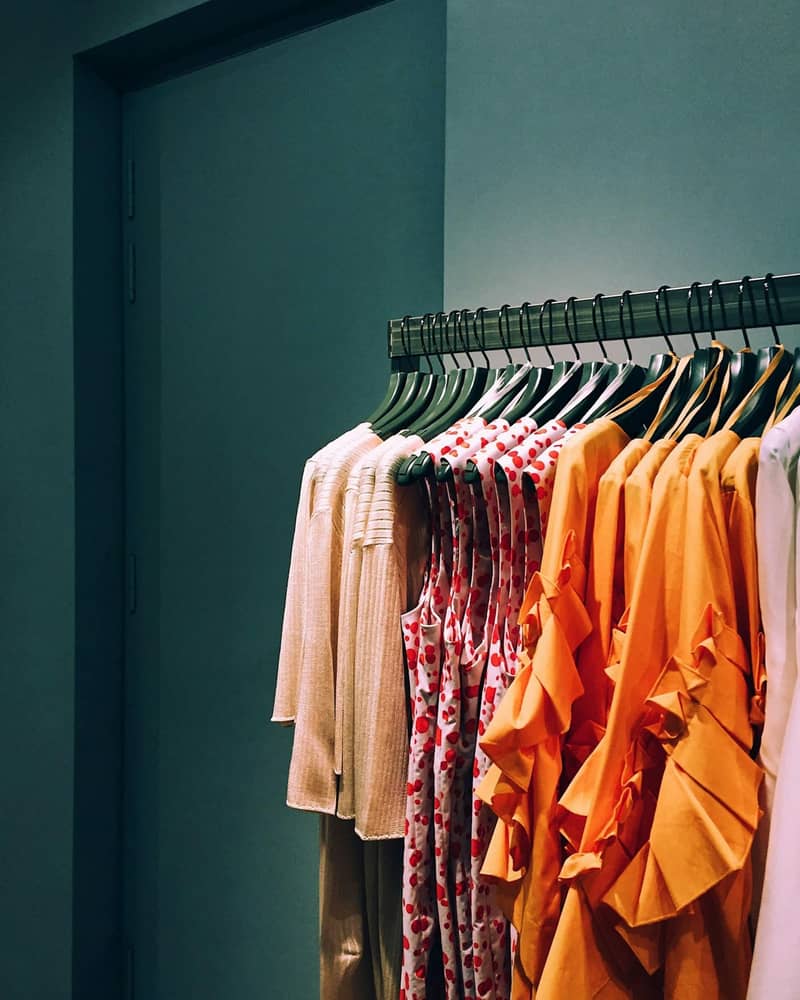 Portant de vêtements colorés dans une boutique élégante