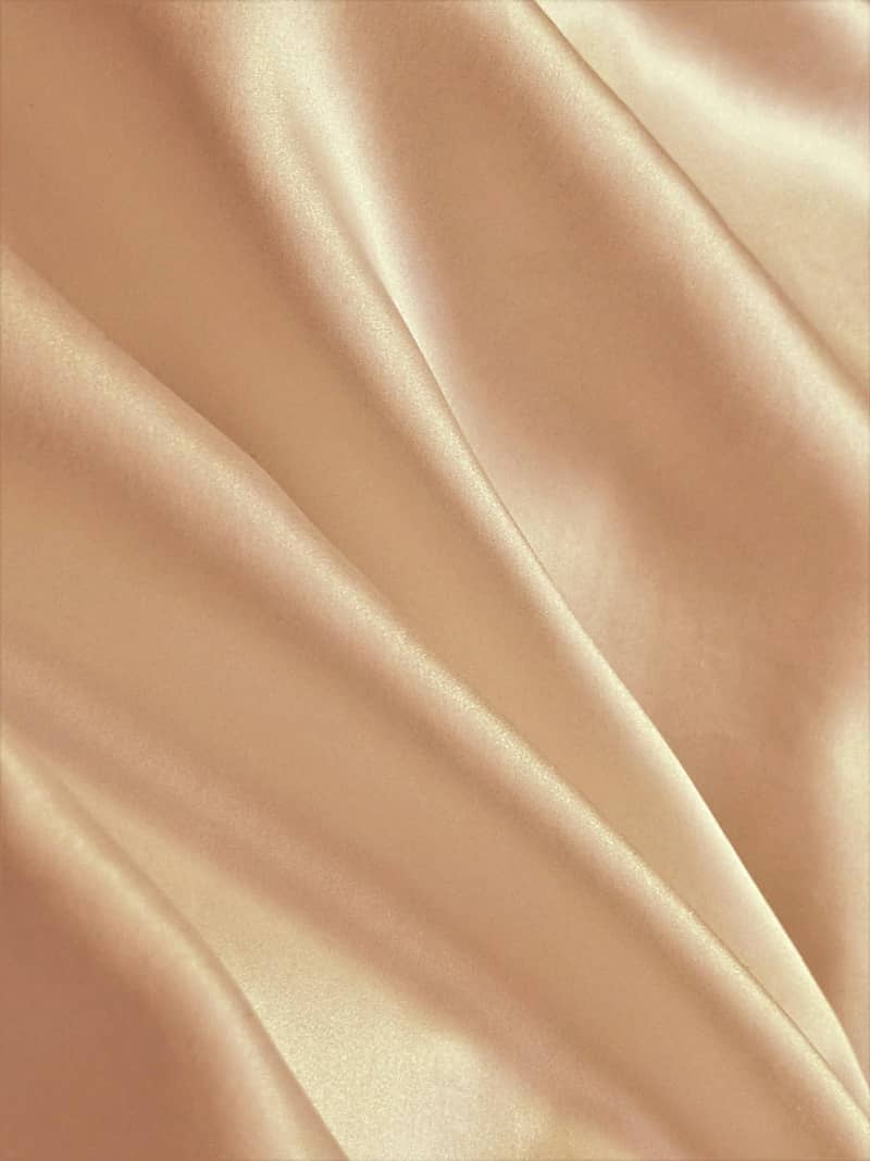 Gros plan sur un tissu de soie couleur champagne