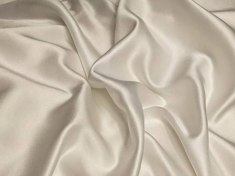 Gros plan sur un tissu de soie blanc satiné